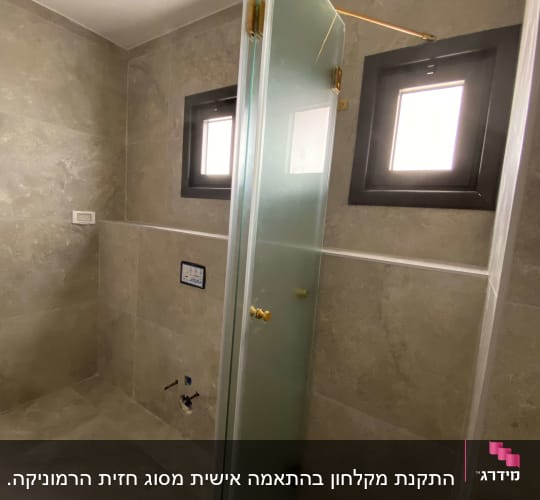 דלת זכוכית למקלחת עם ידית זהב